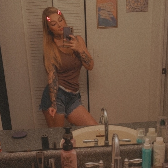 Meet your Posher, Caitlyn - Picture 1 of 1